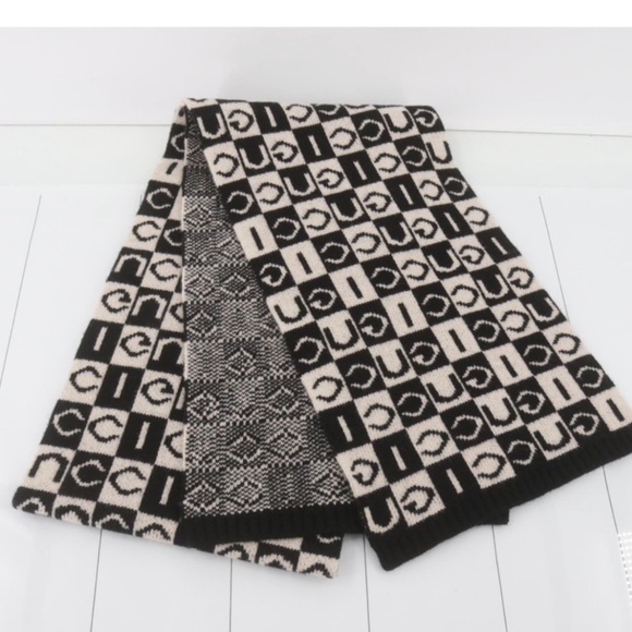 🎉GIVEAWAY🎉Gucci GG Marmont Shoulder Quilted GG Canvas & B/W Gucci Scarf - Picture 2 of 7